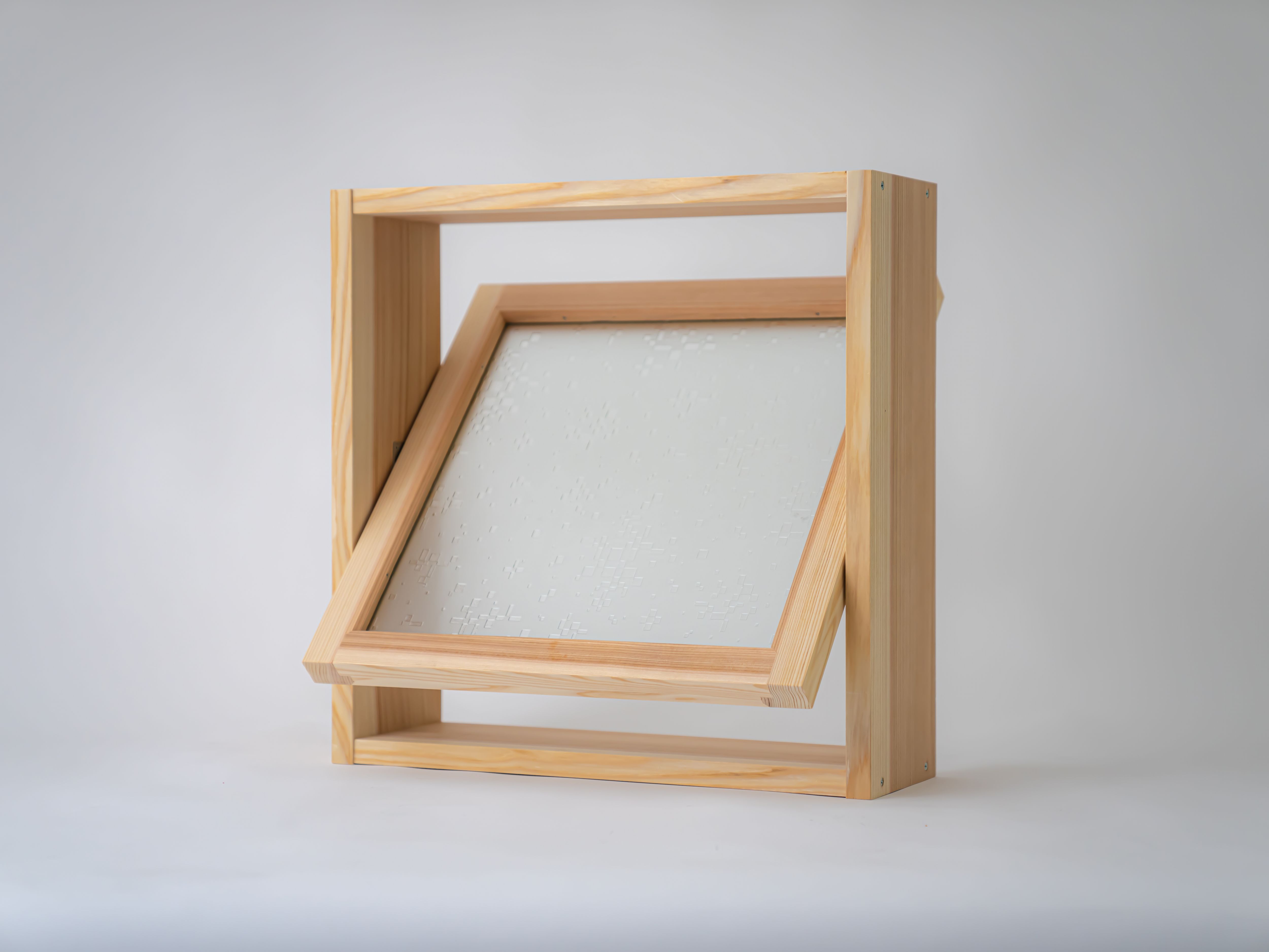 レトロガラスを再利用した木製室内窓「マドリノ」発売